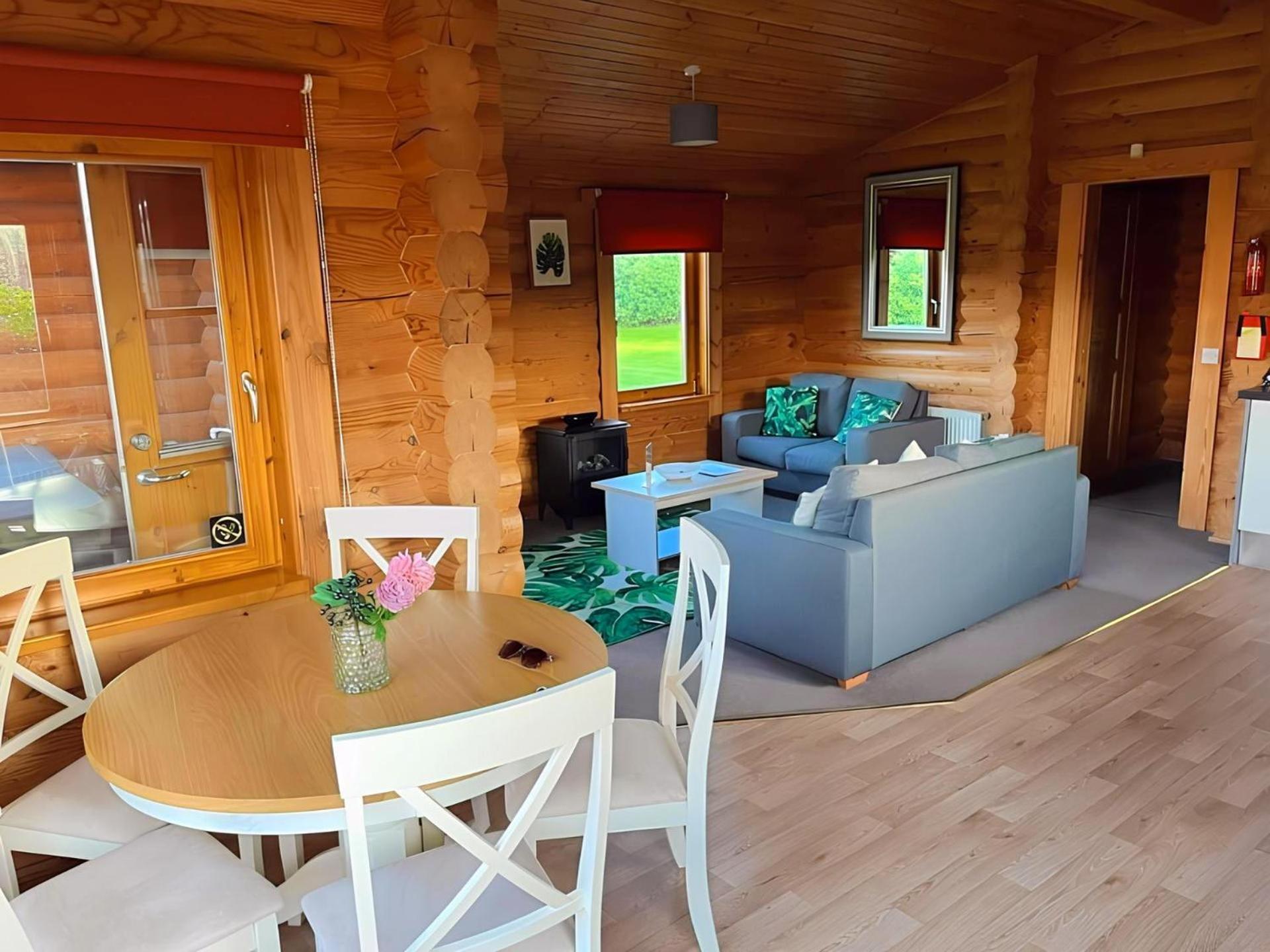 Little Eden Country Park, With Private Hot Tubs Bridlington