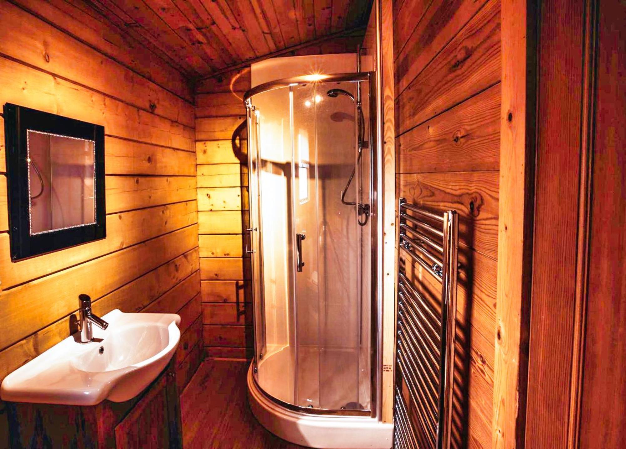 Little Eden Country Park, With Private Hot Tubs Hébergement de vacances *