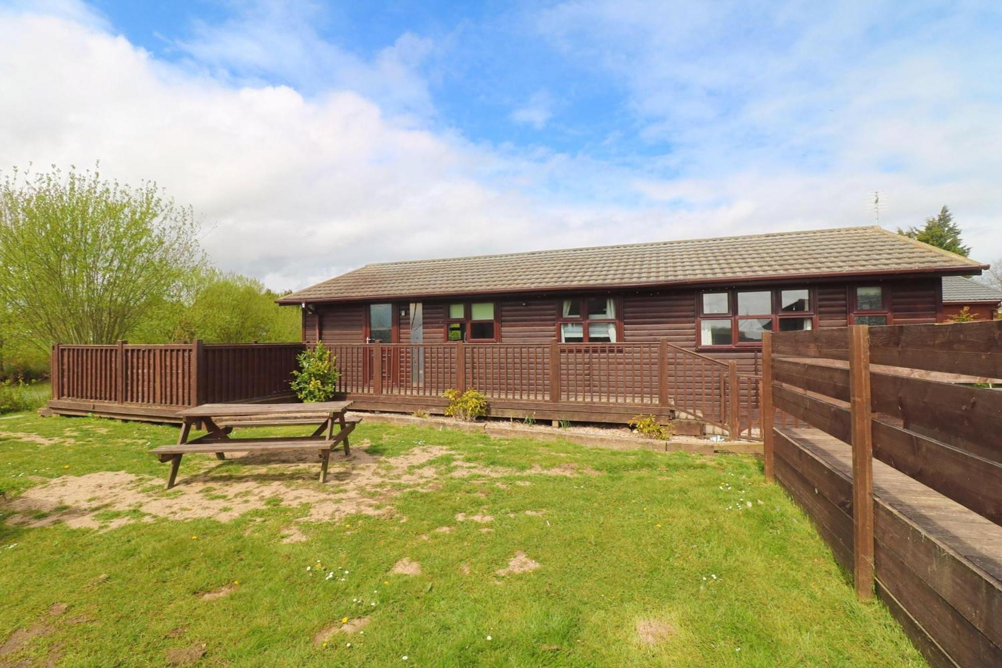 Little Eden Country Park, With Private Hot Tubs *